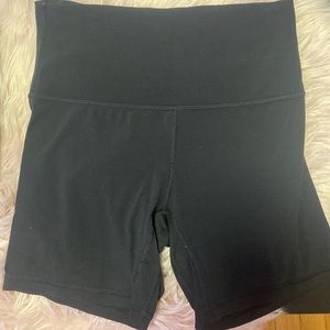 Lululemon biker shirt size 6   4in length